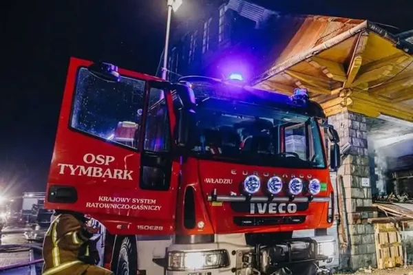 Tymbark: samochód uderzył w betonowy murek, jedna osoba ranna