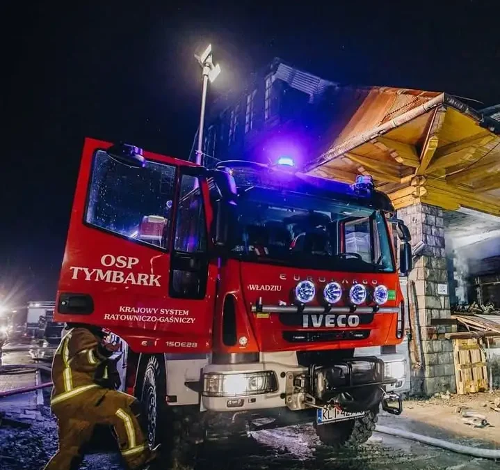 Tymbark: samochód uderzył w betonowy murek, jedna osoba ranna