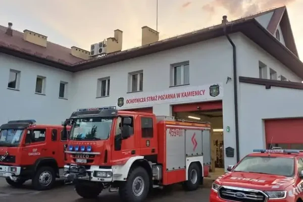 Przewrócony słup i zerwane linie telekomunikacyjne w Kamienicy