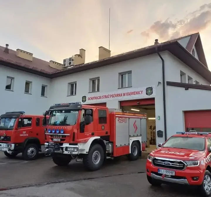 Przewrócony słup i zerwane linie telekomunikacyjne w Kamienicy