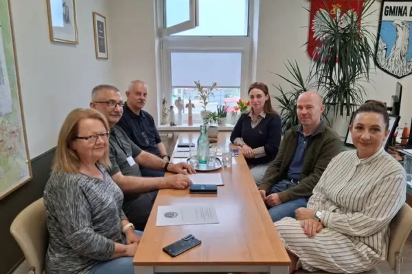 Gmina Dobra inwestuje w bezpieczeństwo: plany budowy gruzowiska treningowego dla psów ratowniczych