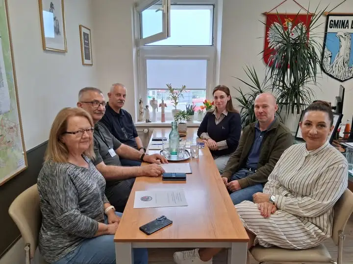 Gmina Dobra inwestuje w bezpieczeństwo: plany budowy gruzowiska treningowego dla psów ratowniczych