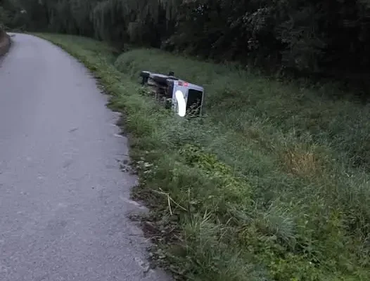 Laskowa: Samochód wpadł do potoku – akcja ratunkowa