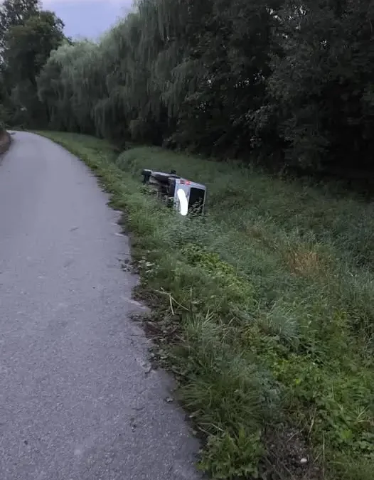 Laskowa: Samochód wpadł do potoku – akcja ratunkowa