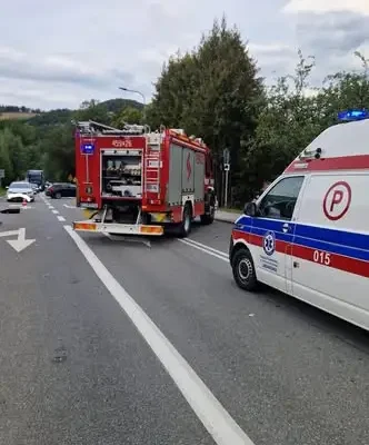 Wypadek w Laskowej Górnej: zderzenie samochodu z motocyklem na drodze wojewódzkiej