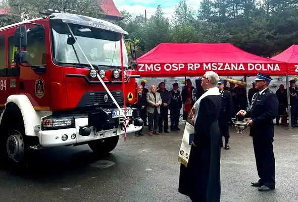 Nowy wóz ratowniczo-gaśniczy dla OSP Łostówka. Poświęcenie i przekazanie kluczyków