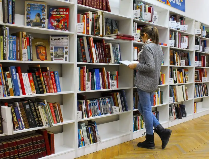 Biblioteka szkolna w Limanowej zaprasza po wakacjach: „Książki to drzwi do przygód”